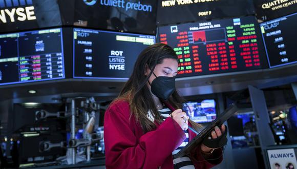 Aquí te contamos en qué otras apps, además de Robinhood, puedes entrar para incursionar en la Bolsa de Valores. (Foto referencial: AP)