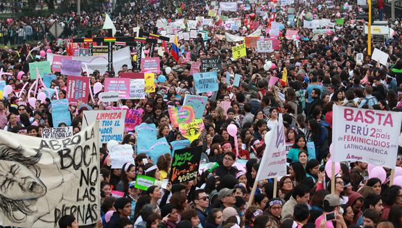 #NiUnaMenos,marcha contra la violencia a la mujer. Miles de personas se desplazan por diversas calles de Lima en solidaridad con mujeres violentadas.
FOTO: LINO CHIPANA / EL COMERCIO
