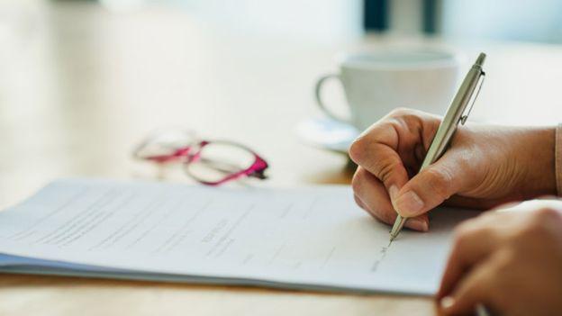 La mayoría de los empleados se entera de que tiene que firmar un acuerdo de no competencia después de que aceptó el puesto.