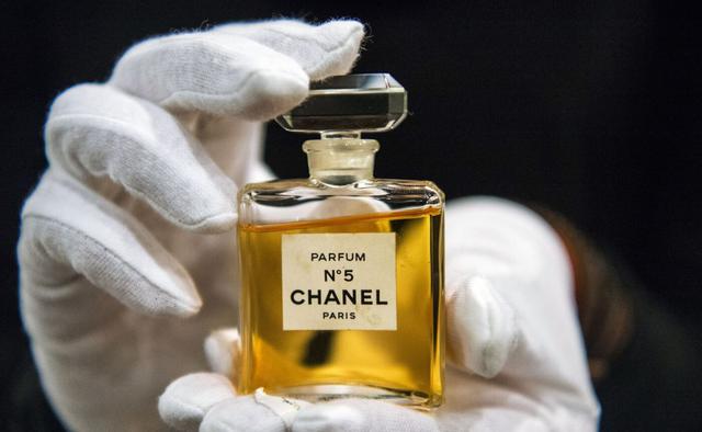 Chanel No 5 es la fragancia más popular de la historia y su legado se comprueba con su posición en lo más alto de las listas de ventas. (Foto: Getty Images).