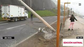 Costa Verde: poste queda a punto de caer tras ser impactado por un auto | VIDEO 