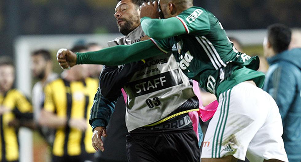 Los jugadores de Peñarol y Palmeiras se agarraron a golpes tras el pitazo final. (Foto: EFE)