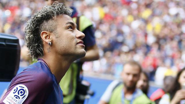 Neymar observa con emoción el marco de gente que acudió a recibirlo en el Parque de los Príncipes. (Foto: AFP)