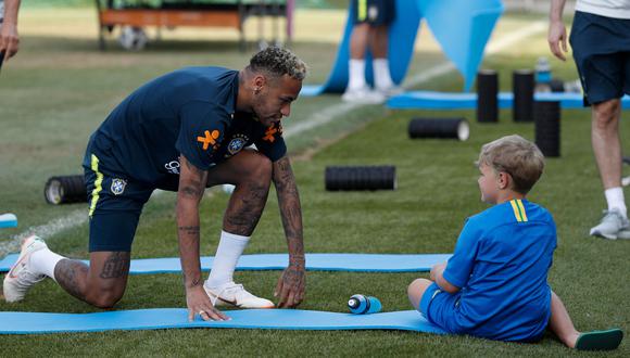 Neymar al término del entrenamiento con Brasil, pensando en México, recibió la visita de su hijo Davi Lucca con quien jugó por varios minutos en Sochi. (Foto: AFP)