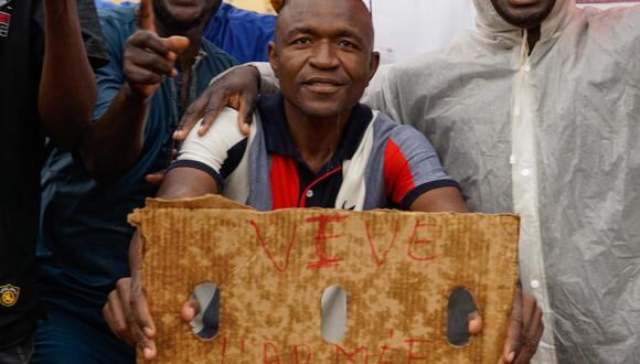 Un partidario de la junta sostiene un cartel que dice "Larga vida al ejército", durante una manifestación frente al edificio de la Asamblea Nacional en Niamey, Níger. (Foto: EFE/EPA/STR)