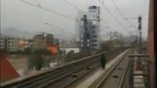 Metro: otro joven bajó del andén y caminó por zona prohibida