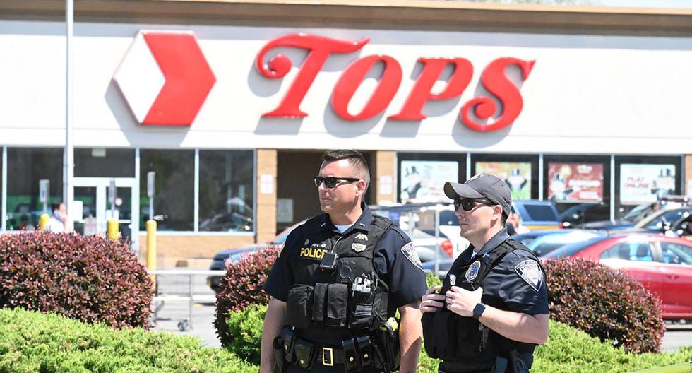 La policía se para frente al supermercado Tops en Buffalo, Nueva York, el 15 de mayo de 2022, después de la masacre perpetrada por Payton Gendron. (USMAN KHAN / AFP).