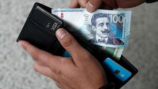 Peruanos ya usan nuevos billetes de 10 y 100 soles para pagos y otras transacciones diarias | FOTOS