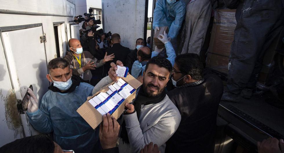 Trabajadores descargan 10 mil dosis de la vacuna rusa Sputnik V, parte de un lote total de 20 mil vacunas enviadas por los Emiratos Árabes Unidos a la franja de Gaza. (Foto:  Said Khatib / AFP)