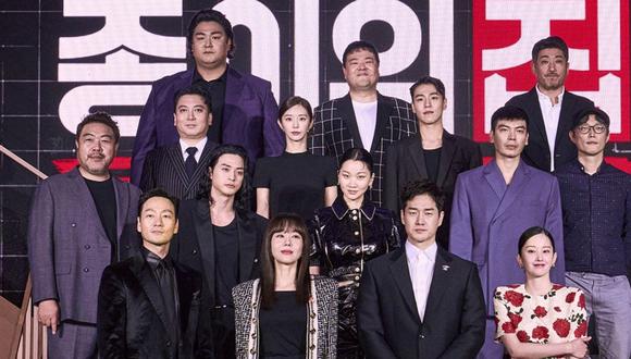 El director Kim Hong-seon junto al elenco principal de "Money Heist".