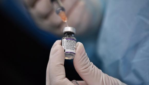 A health worker prepares a dose of the Pfizer vaccine for the Covid-19 coronavirus for high school students at Prachaniwet Secondary School in Bangkok on October 4, 2021. (Photo by Lillian SUWANRUMPHA / AFP)