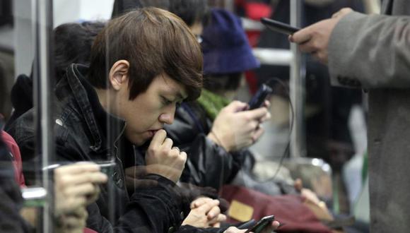 El excesivo uso de smartphones puede traer consecuencias negativas en nuestra mente. (Foto: AFP)