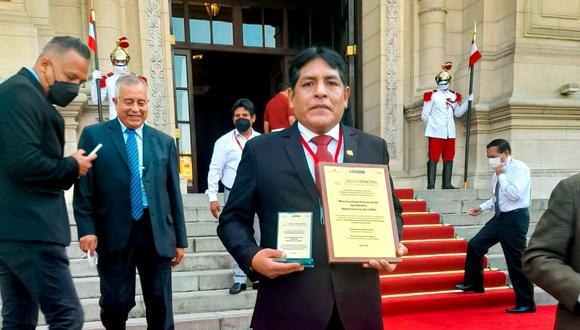 Alcalde investigado por el caso Los Tiranos del Centro posa orgulloso para la foto en Palacio de Gobierno (Foto: Facebook de la Municipalidad de Huancayo)