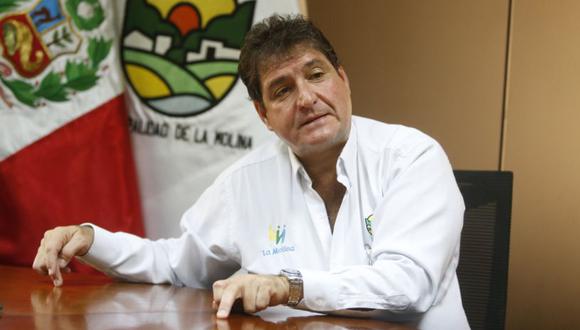 El alcalde de La Molina, Juan Carlos Zurek, le quitó su celular a un ciudadano que filmaba la sesión de concejo. (El Comercio)