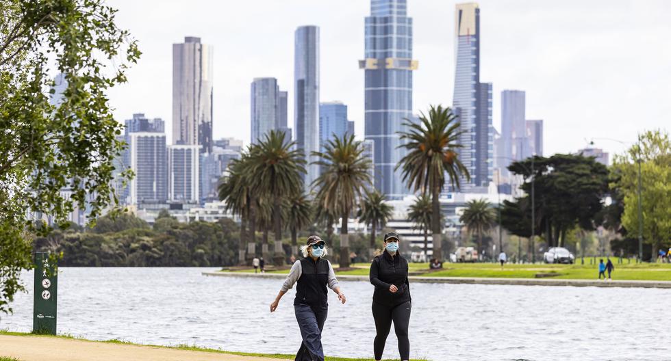 Imagen de inicios de este mes en Melbourne en donde se ve a un par de personas haciendo ejercicio, lo que da cuenta que no todas las cuarentenas son igual de estrictas. EFE