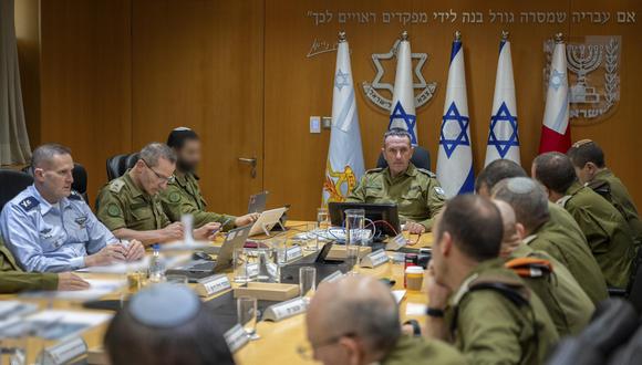 El jefe del Estado Mayor de Israel, teniente general Herzi Halevi, reunido hoy en la sede del Ejército en Tel Aviv para hacer una evaluación de la situación tras el ataque de Irán con drones y misiles. (EFE/ Ejército Israelí).