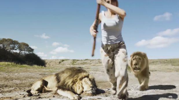 El video del león “vengándose” de dos cazadores es falso