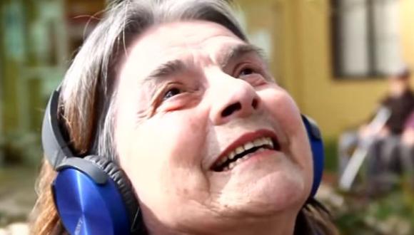 La paciente Alicia Pinto, quien padece de Alzheimer, trata de recordar mediante la música que marcó su vida. (Foto: captura de Teletrece Oficial)