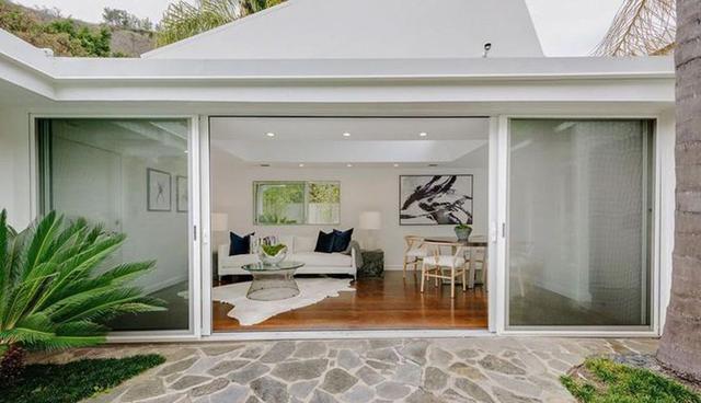 Los ambientes sociales incluye techos con vigas blancas con vidrios del piso al techo y tragaluces, así como un fácil acceso al patio y la piscina. (Foto: The MLS)