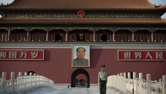Una foto gigante de Mao señala una de las entradas a la Ciudad Prohibida, la vieja residencia de los emperadores chinos. (AFP).