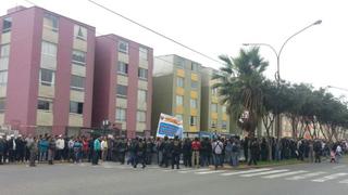 Transportistas protestan y bloquean vía frente al MTC
