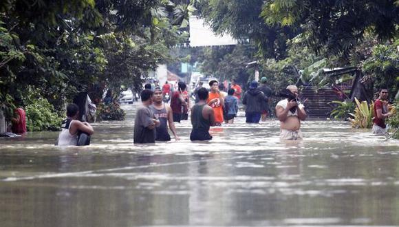 Los residentes filipinos caminan a lo largo de una calle en una comunidad inundada en la ciudad de Bulan, provincia de Sorsogon. (Foto: EFE)