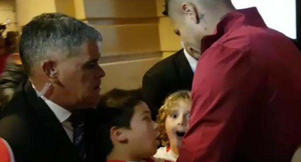 De un momento a otro, un par de niños se colaron en el hotel y pudieron abrazar a Paolo Guerrero. (Foto: Pedro Canelo/El Comercio)