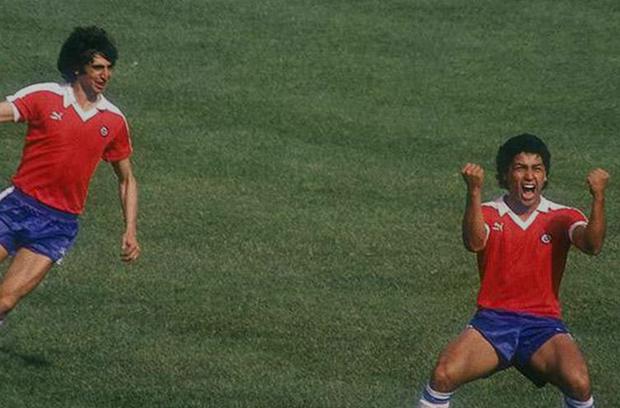 Jorge Aravena celebrando su gol ante Perú.