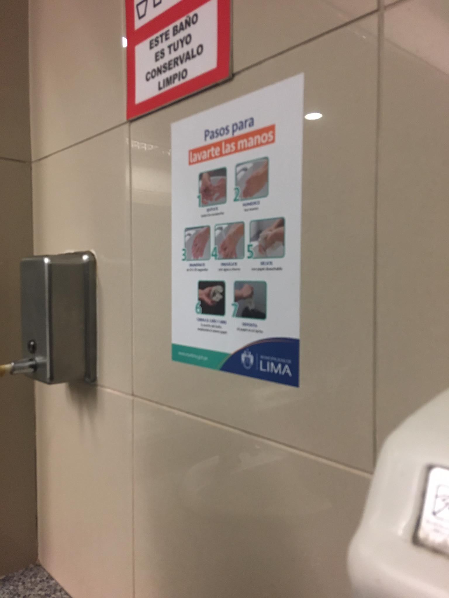 Estos mensajes se han colocado en los baños de la Estación Central del Metropolitano. (Foto: Lourdes Fernández)