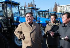 Medios norcoreanos presentan más a Kim Jong-un rodeado de civiles