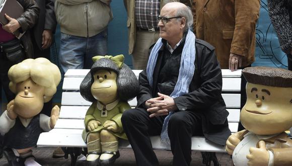 Caricaturista Joaquín Salvador Lavado, también conocido como Quino, se sienta junto a figuras de Mafalda, su personaje más conocido y querido. La fotografía fue tomada en 2014, cuando se celebró los 50 años de la tira cómica. (Foto: AFP/DANIEL GARCIA)