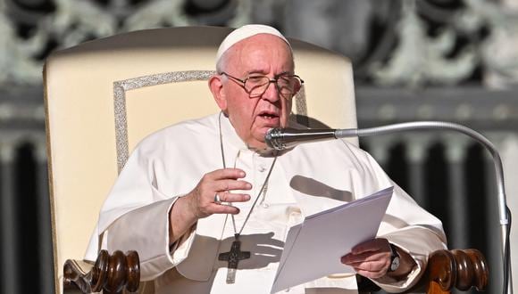 El Papa Francisco habla durante la audiencia general semanal el 5 de octubre de 2022 en la plaza de San Pedro en el Vaticano. (Foto de Alberto PIZZOLI / AFP)