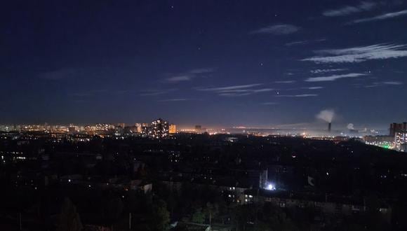Una vista de Kiev a última hora del 11 de octubre de 2022 durante un apagón continuo de partes de los distritos de la capital ucraniana, luego de los ataques con cohetes a infraestructuras críticas en la noche, en medio de la invasión rusa de Ucrania. (Foto de Eugene KOTENKO / AFP)