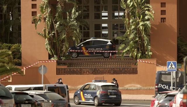 Son más de 1.000 huéspedes los que no pueden salir del hotel H10 Adeje Palace. (AP).