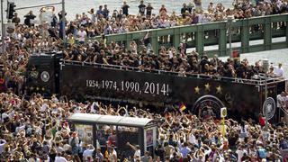 Campeones en Berlín: miles de hinchas reciben a Alemania