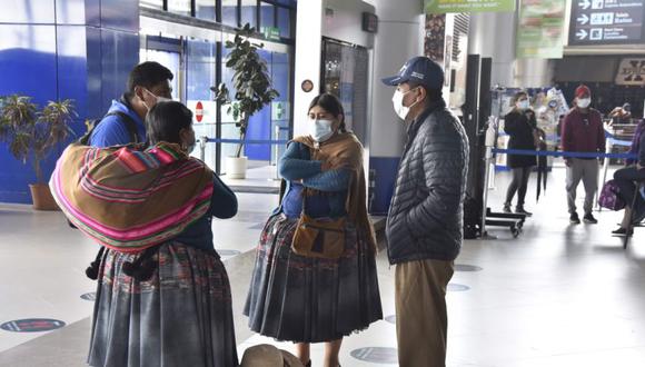 Los pasajeros son vistos en el aeropuerto internacional de El Alto, Bolivia en medio de la pandemia de coronavirus. (Foto: AFP / AIZAR RALDES).