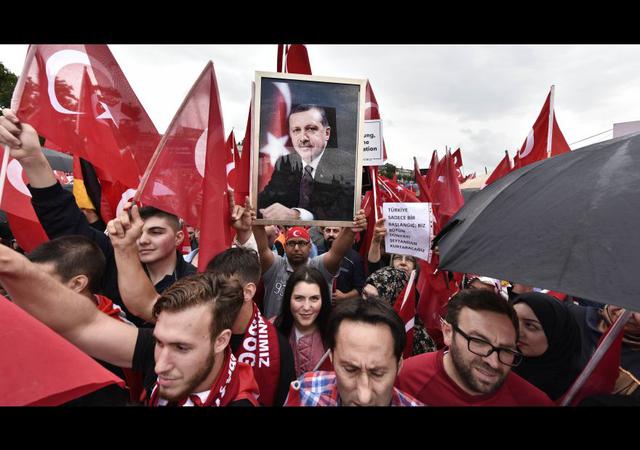 Miles de turcos protestan en Alemania en apoyo a Erdogan  - 1