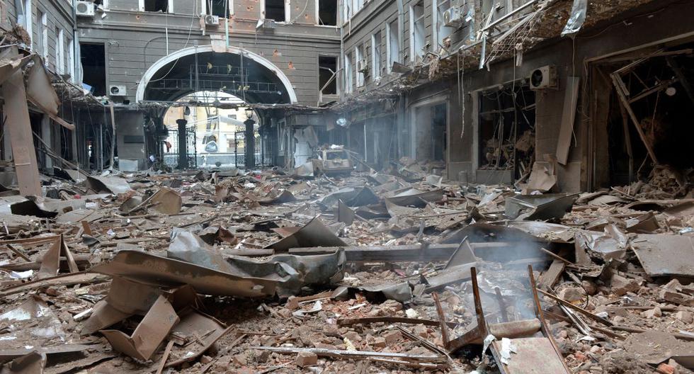 Los daños en la entrada de un edificio después del bombardeo de las fuerzas de Rusia contra la Plaza de la Constitución en Kharkiv, la segunda ciudad más grande de Ucrania, el 2 de marzo de 2022. (Serguéi BOBOK / AFP).