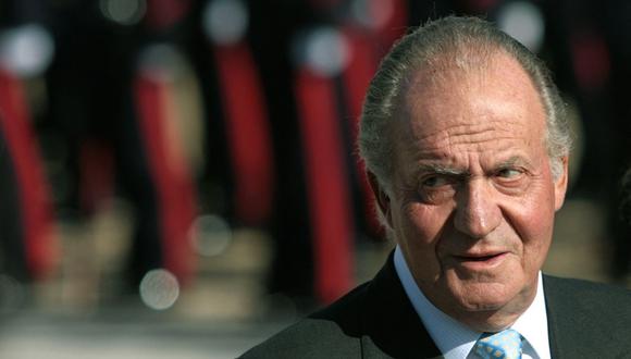 En esta foto de archivo tomada el 22 de octubre de 2007, el rey de España Juan Carlos participa en la ceremonia oficial de bienvenida al presidente eslovaco Ivan Gasparovic en el palacio de Pardo, cerca de Madrid. (Pierre-Philippe MARCOU / AFP).
