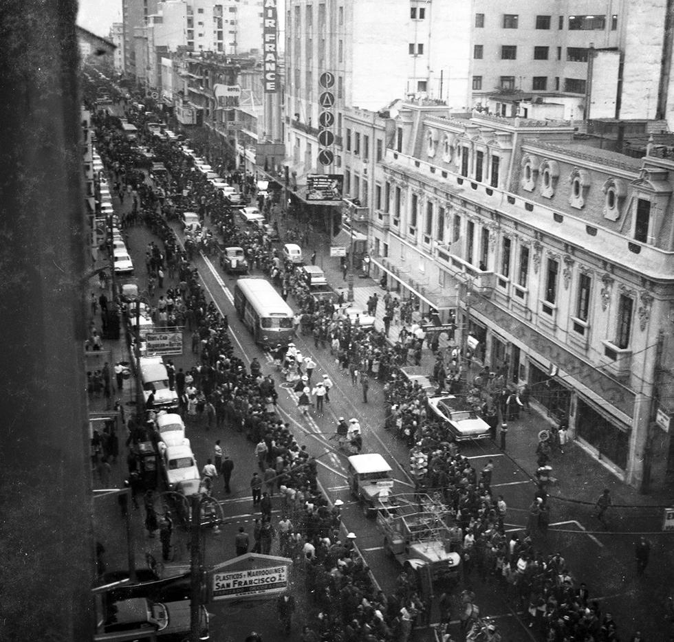 Instantes en que el desfile folclórico “El Perú en Lima” recorre las calles de la capital un 27 de julio de 1964. Su trayecto terminó en la Plaza de Armas. (Foto: Archivo El Comercio)
