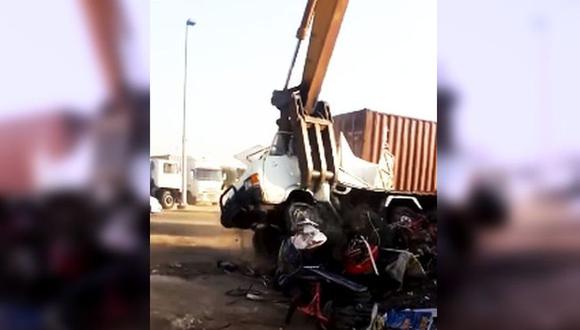 Chatarrero discute con comprador y termina con su camión destruido. (Foto: Captura de YouTube)