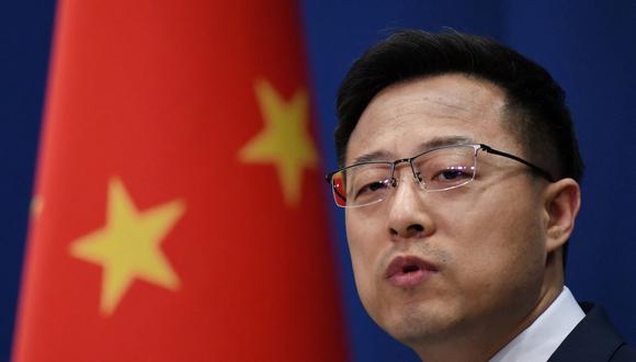 El portavoz del Ministerio de Relaciones Exteriores de China, Zhao Lijian, habla en la rueda de prensa diaria en Beijing el 8 de abril de 2020. (GREG BAKER / AFP).
