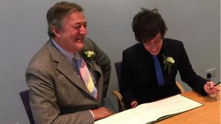 Stephen Fry se casó con su novio 30 años menor