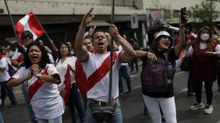 Ciudadanos celebran en las calles de Lima vacancia de Pedro Castillo
