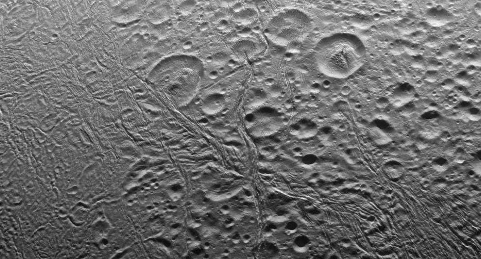 Cr&aacute;teres en Encelado. (Foto:  NASA)