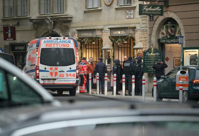 Tiroteo en Viena: Las fotos tras el ataque que dejó un muerto y un herido. Foto: AFP