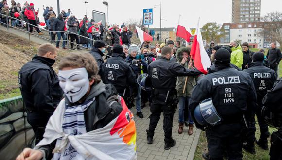 La policía controla a los escépticos polacos y alemanes del coronavirus durante una protesta contra las restricciones gubernamentales, en medio del brote de la enfermedad del coronavirus (COVID-19) en la frontera de Frankfurt (Oder), Alemania, el 28 de noviembre de 2020. (REUTERS / Hannibal Hanschke).