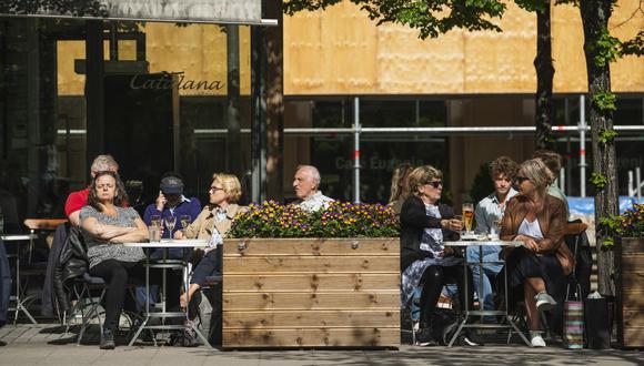 La gente se sienta en un restaurante en Estocolmo, Suecia, el 29 de mayo de 2020, en medio de la pandemia del coronavirus COVID-19. (Foto de Jonathan NACKSTRAND / AFP).