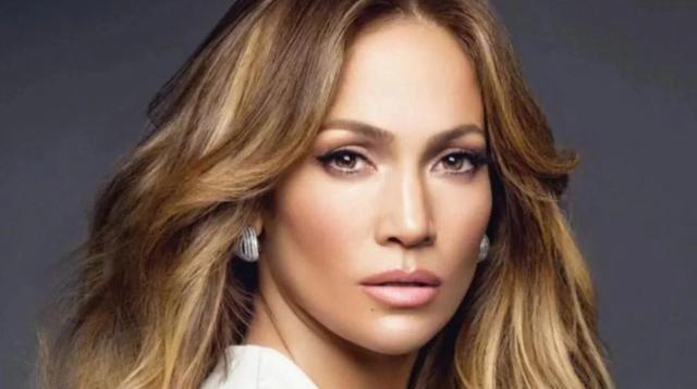 Jennifer Lopez celebra la tercera temporada del 'World of dance' con divertido selfie.