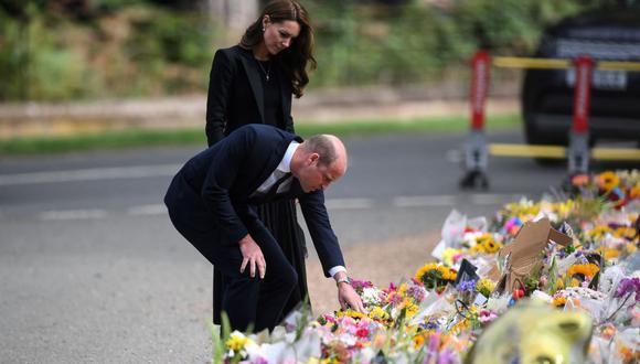 El príncipe Guillermo y la princesa de Gales miran los tributos florales afuera de Norwich Gate, en Sandringham Estate, el 15 de septiembre de 2022, luego de la muerte de la Reina Isabel II. (DANIEL LEAL / AFP).